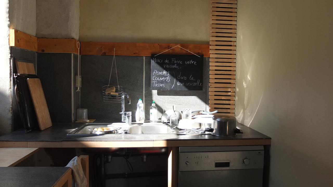 La Maison Rouge - Backpacker Hostel 생테티엔 외부 사진